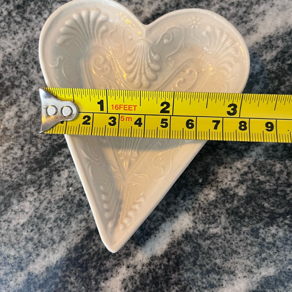Metropolitan Museum of Art Staffordshire Floriated Heart Dish Trinket Tray 1994 - Picture 3 of 6
